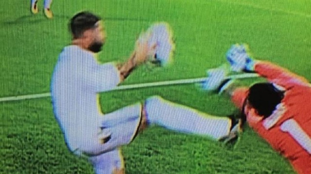 Real Madrid'li Sergio Ramos, kalenin hemen önünde topa elle müdahale etti.