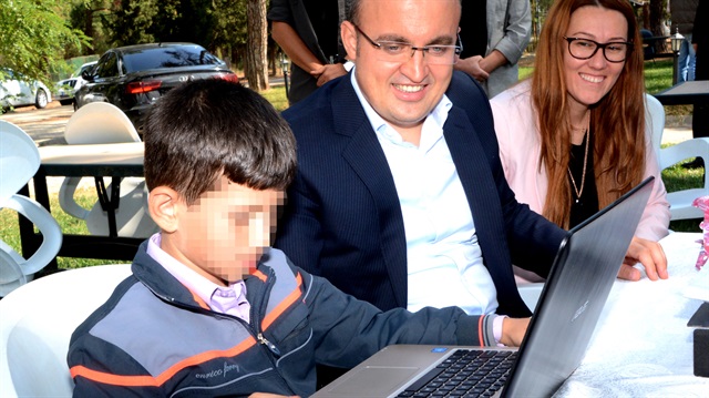 Bülent Turan,  S.A.'ya bilgisayar hediye etti