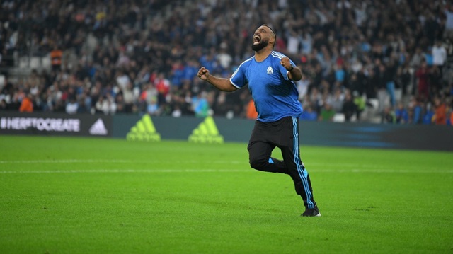 Marsilya taraftarı Kamel Zeroual, attığı gol sonrası sevinirken.