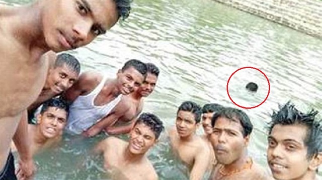 Hindistanlı bir grup genç, gölde selfie yaparken, arkadaşları arkada boğuldu. 