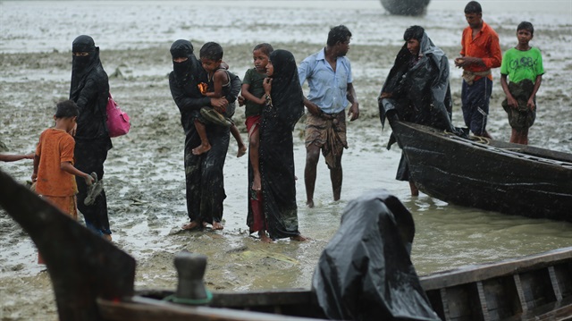 Arakanlı Müslümanlar, Myanmar zulmünden kaçarak Bangladeş'e sığınıyor. 