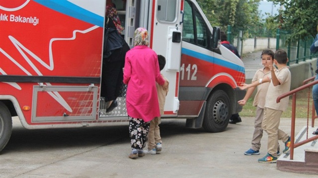 Olay yerine gelen ambulans ekipleri öğrencileri hastaneye götürdü. 