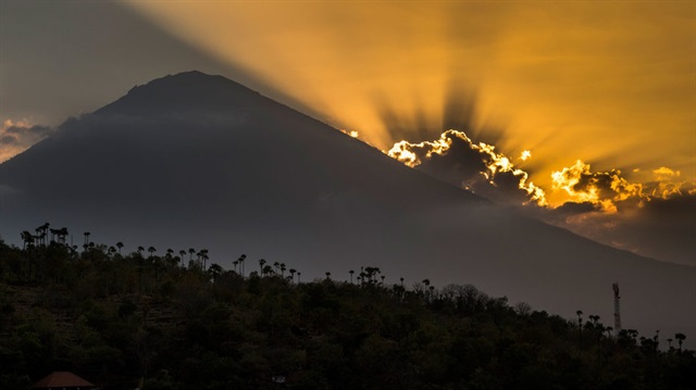 Bali Adası'ndaki Agung Yanardağı en son 1963'te patlamıştı.