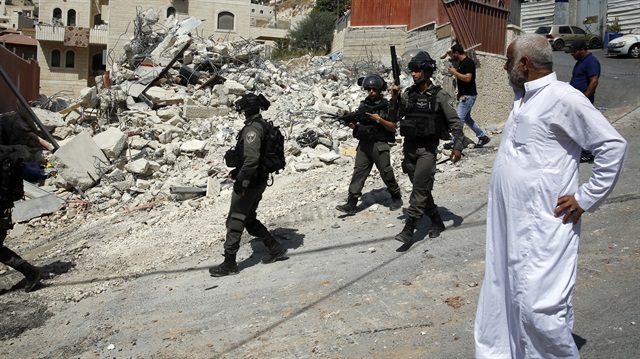 İşgalci İsrail Filistinlilere ait binaları yıkarak yerleşim yerlerini Yahudileştirme çabalarını sürdürüyor.  

