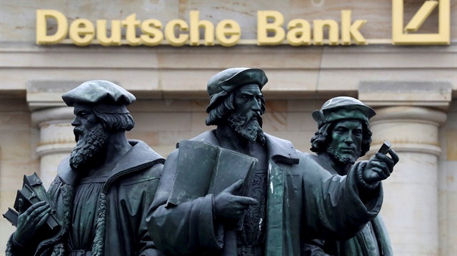  Deutsche Bank’ın kredi notu düşürüldü. 
