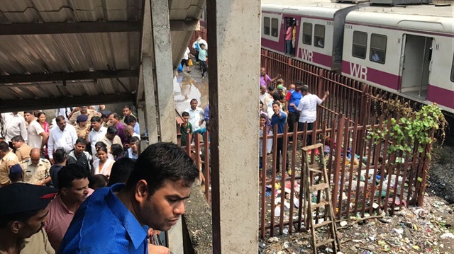 ​Hindistan'ın Mumbai şehrinde bir tren istasyonunda izdiham yaşandı. 