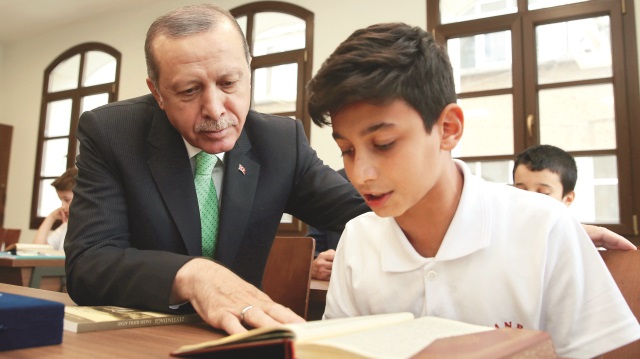 ​Cumhurbaşkanı Tayyip Erdoğan, Fatih’te kendi adını taşıyan Anadolu İmam Hatip Lisesi’nin açılış törenine katıldı. 
