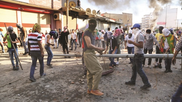 Suriye'nin Ayn el-Arab kentinden kaçıp Türkiye'ye sığınanlardan bazıları 'Kobani' bahaneli eylemlerde sokaklarda terör estirmişti.