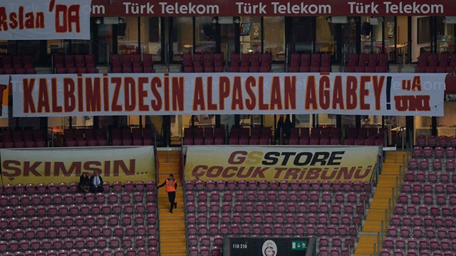 Galatasaray tribünlerinde duygusal anlar: Alpaslan Dikmen unutulmadı!