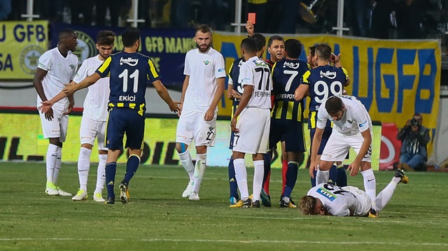Fenerbahçe'de Alper Potuk rakibine yaptığı müdahale sonrası direkt kırmızı kart gördü.