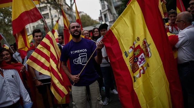 İspanya'nın Barcelona kentinde binlerce kişi, bağımsızlık referandumuna karşı gösteri yaptı.