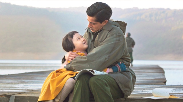 Film, 1950’de Kore Savaşı'nda yer alan Süleyman Astsubay’ın savaş meydanında bulduğu 5 yaşındaki Koreli yetim kız (Ayla) ile yaşadıklarını anlatıyor.