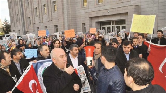 Ekrem Dumanlı ve Hidayet Karaca 2014'te Tahşiye Kumpası'ndan yargılanırken Çağlayan Adliyesi önüne gelen FETÖ'cüler gösteriler düzenlemişti.
