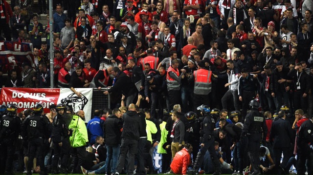 Amiens-Lille maçında tribün bariyeri çöktü.