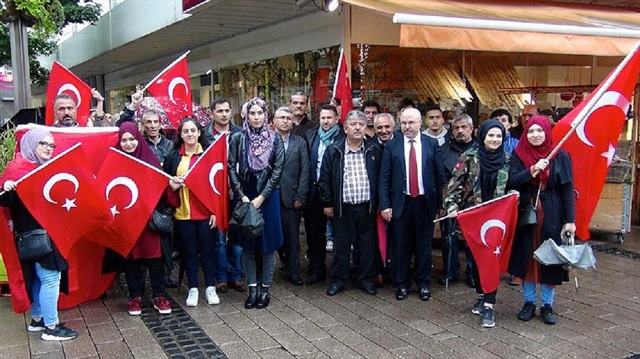 Almanya'nın Duisburg şehrinde yaşayan Türk vatandaşları FETÖ'yü protesto etmek için bir araya geldi. 