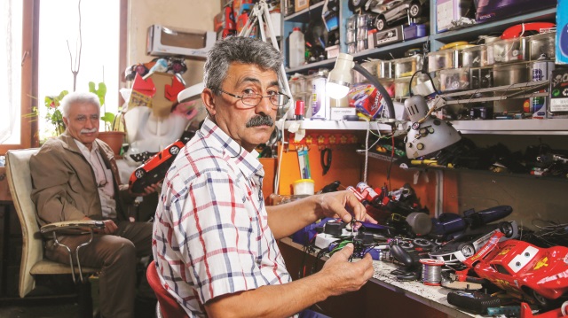 67 yaşındaki oyuncak tamircisi Mustafa Nacar: Oyuncaklarla 
ilk biz oynarız