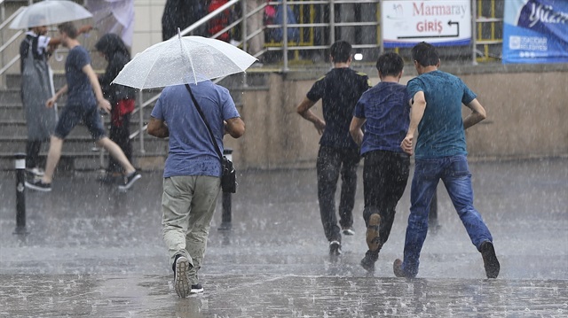 Meteoroloji, İstanbul için sağanak yağış uyarısında bulundu. 