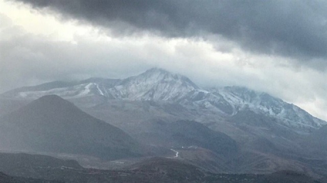 Erciyes Dağı’na sezonun ilk karı yağdı.