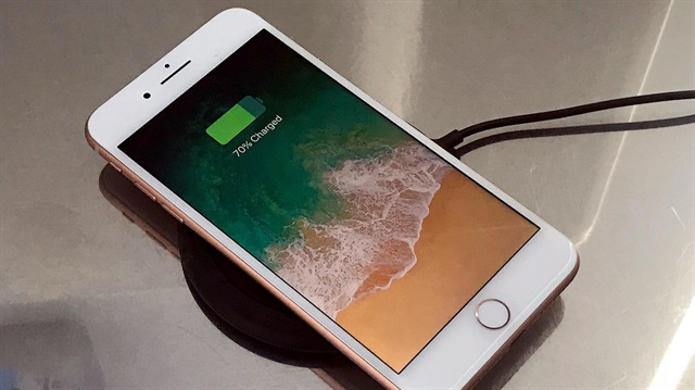 iOS 11 ile gelen batarya sorunu iPhone kullanıcılarının yakasını bırakmadı. 