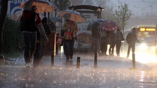 Meteoroloji, Karadeniz'in doğusu ve Doğu Anadolu bölgesi için sağanak yağış uyarısı yaptı. 
