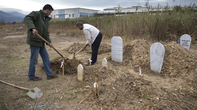 Atina'da Müslüman sığınmacıların mezarlık çilesi sürüyor. 
