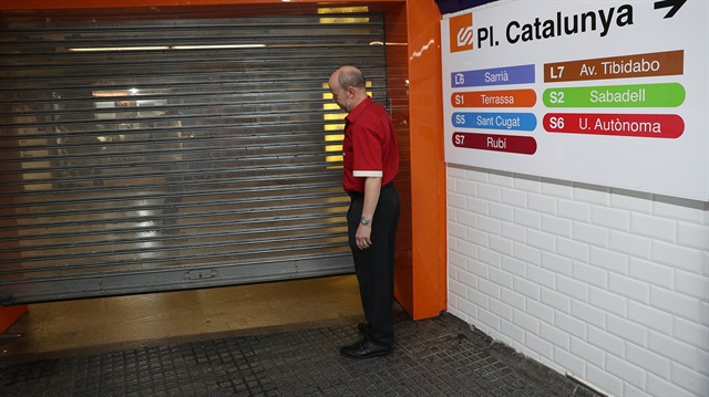 Tüm sektörlerin katıldığı grev nedeniyle Katalonya'da hayat durma noktasına geldi. 