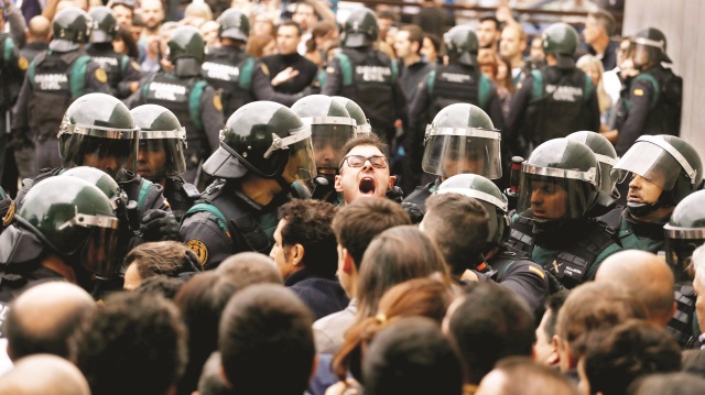 Adalet Bakanı Rafael Catala, Katalonya’nın bağımsızlıkta ısrar etmesi halinde özerkliğini askıya alabileceklerini söyledi.