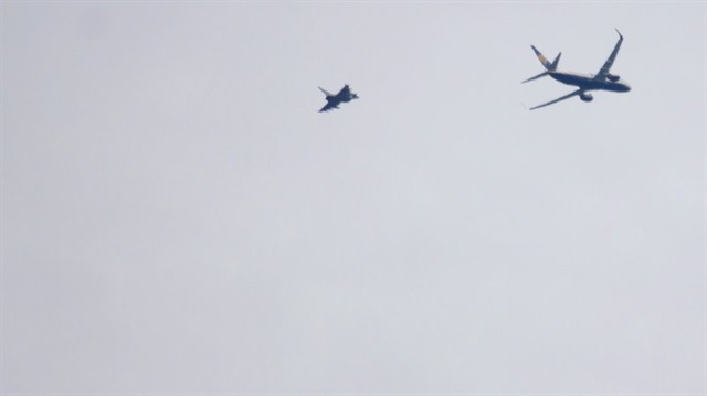 ​​Litvanya'dan İngiltere'ye uçan bir yolcu uçağına savaş uçakları eşlik etti. 
