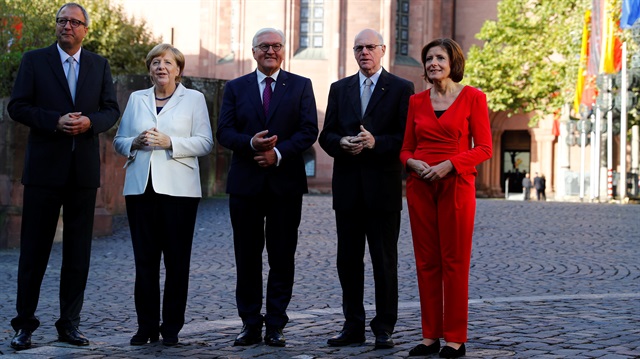 Almanya'da koalisyon partiler arasında resmi ön görüşmelere ise henüz başlanmadı.