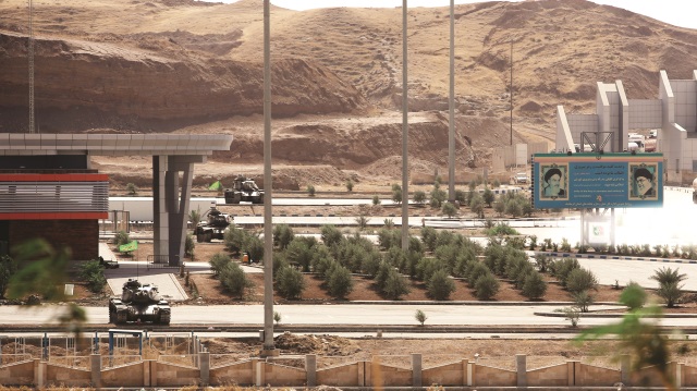 Barzani bölgesine açılan Pervezhan Sınır Kapısı’nı sa dece bir günlüğüne kapatan İran, kapının karşı tarafına tank ve zırhlı araçlar konuşlandırdı.