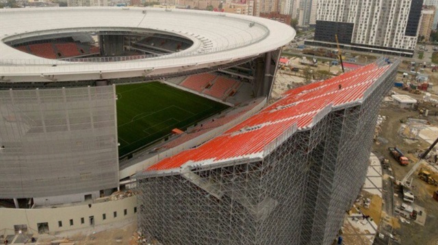 Rusların yenilediği Ekaterinburg Arena, Dünya Kupası öncesi görüntüsüyle tartışmalara neden oldu.