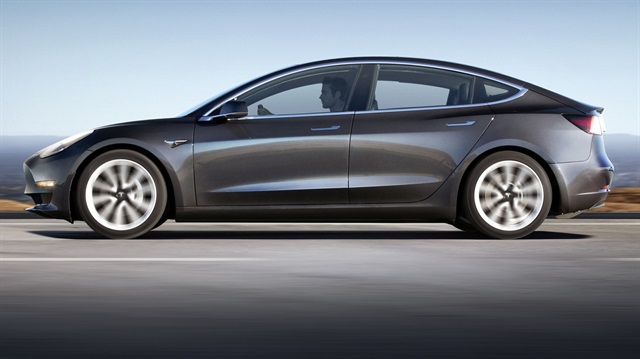 ABD'de 35 bin TL'den başlayan fiyatlarla satışa sunulan Tesla Model 3, ortalama 350 kilometre menzile sahip.