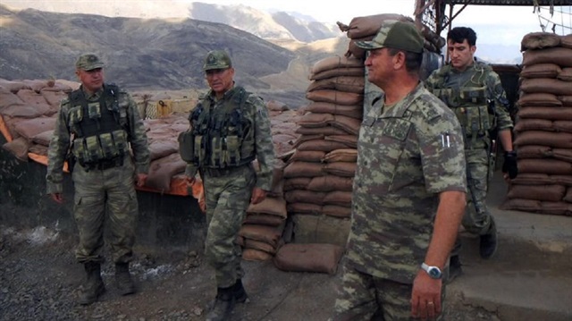 2. Ordu Komutanı Korgeneral İsmail Metin Temel'in birlikleri denetlerken çekilen fotoğrafı