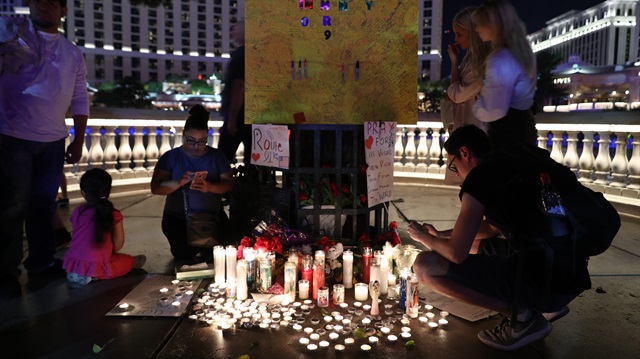 Las Vegas'taki silahlı saldırını kurbanları anılıyor. 

