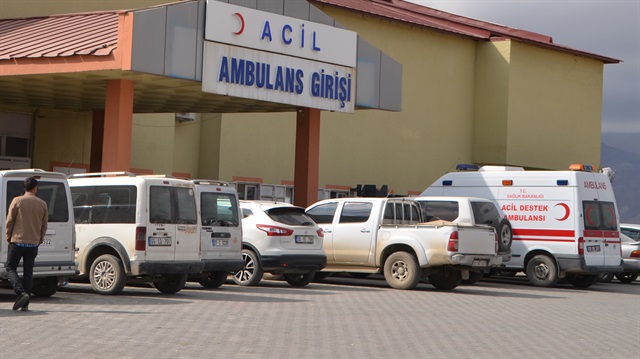 Yaralı askerler ambulanslarla hastaneye getirildi. 