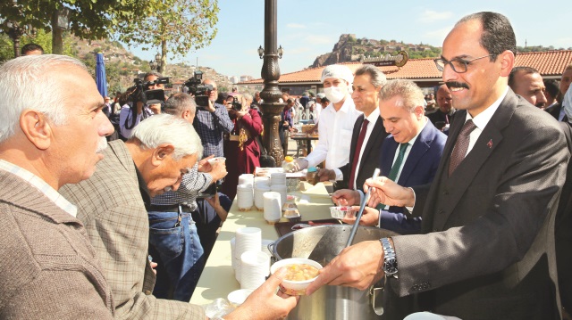 Cumhurbaşkanı Recep Tayyip Erdoğan’ın talimatı ile 13 ilde 14 camide aşure dağıtımı yapıldı.