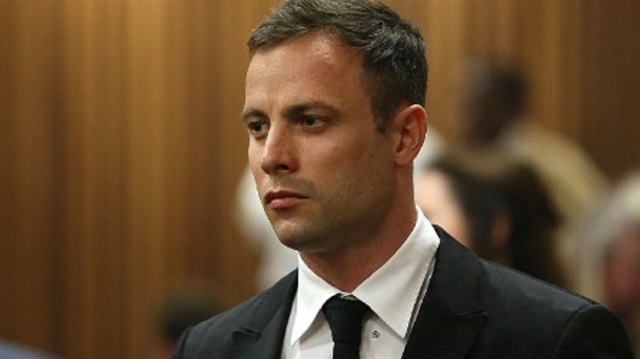 Oscar Pistorius, kız arkadaşını hırsız sanarak vurduğunu söylemiş ancak bunu yeterli görmeyen mahkeme onu 6 yıl hapse mahkum etmişti.