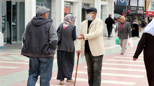 Dilenci kılığına giren zabıta yarım saatte 32 lira para topladı