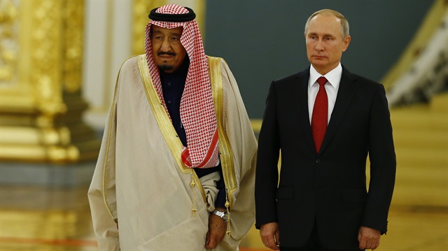 King of Saudi Arabia Salman bin Abdulaziz Al Saud (L) and Russian President Vladimir Putin (R). 