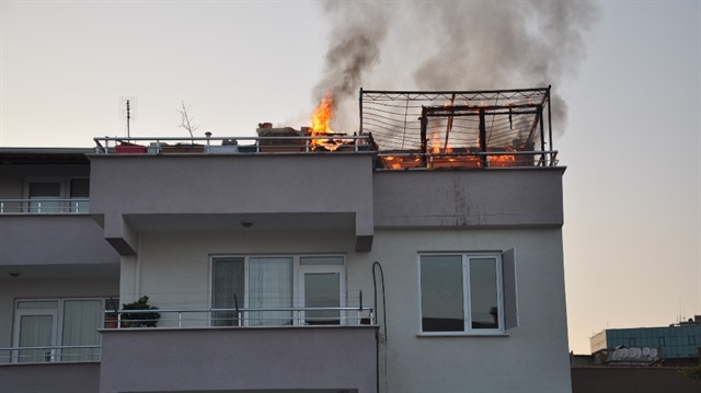 Bursa'da bir binanın çatısında yangın çıktı. 