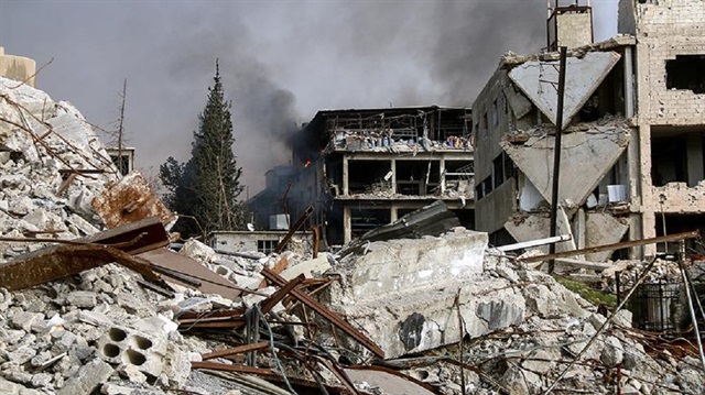 Suriye'nin Deyrizor iline düzenlenen hava saldırıları nedeniyle şehirde büyük bir yıkım yaşanıyor.