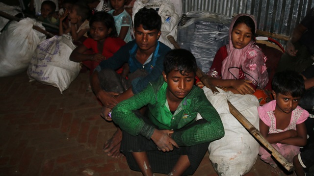 Arakanlı Müslümanlar, Myanmar ordusunun katliamlarından kaçmaya devam ediyor.