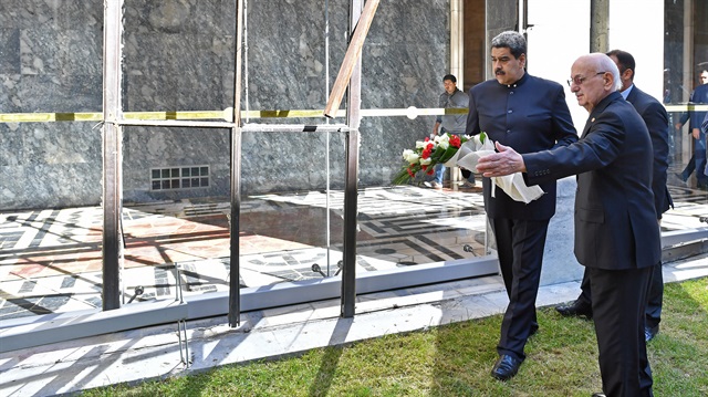 Venezuela Cumhurbaşkanı Maduro, 15 Temmuz'da FETÖ'cülerin bombaladığı alana çiçek bıraktı.