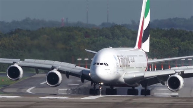 Emirates Havayolları’na ait Airbus yolcu uçağının Almanya’nın Düsseldorf Havaalanı’na sert inişini kayda geçti. 