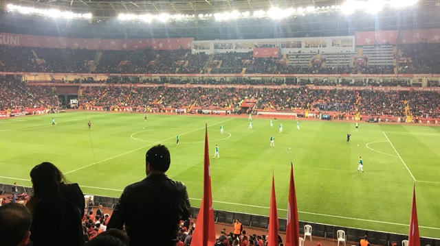 Türkiye-İzlanda maçının devre arasında İzlanda takımının yedek kulübesi ısınırken milli futbolcular sahada yoktu. 