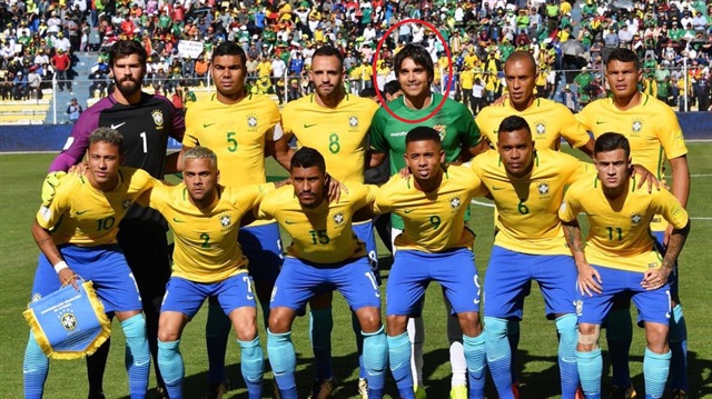 Bolivyalı Moreno, Brezilya Milli Takımı'yla aynı karede poz verdi.