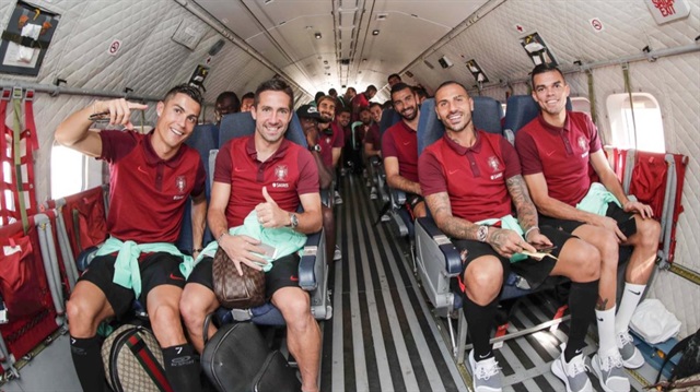 Portekizli futbolcular askeri uçağın içerisinde bol bol fotoğraf çektirdi.
