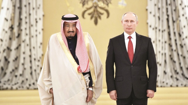 Suudi Arabistan Kralı Selman ve Rusya Devlet Başkanı Vladimir Putin Kremlin’de tarihi bir fotoğrafa imza attı. İlk kez tahttaki bir Suud Kralı Rusya’ya resmi ziyarette bulundu.
