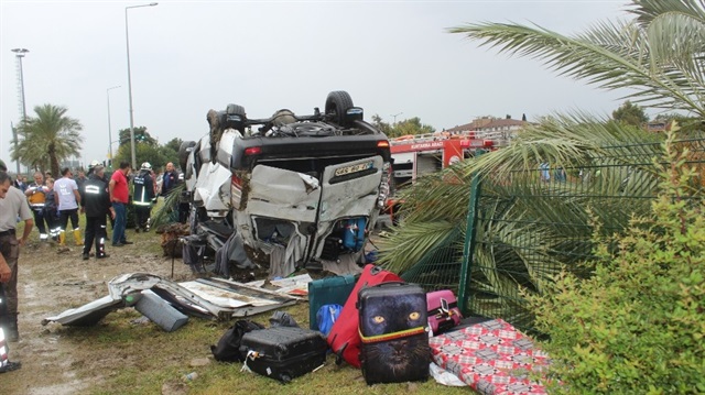Antalya'da tur minibüsü devrildi: 3 ölü, 11 yaralı