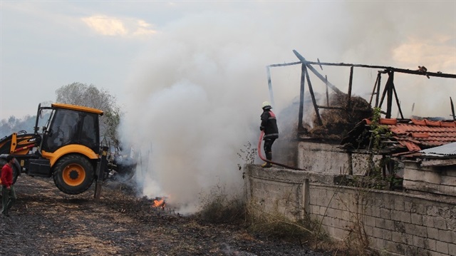 Sakarya’da samanlık yandı, 3 kişi dumandan etkilendi